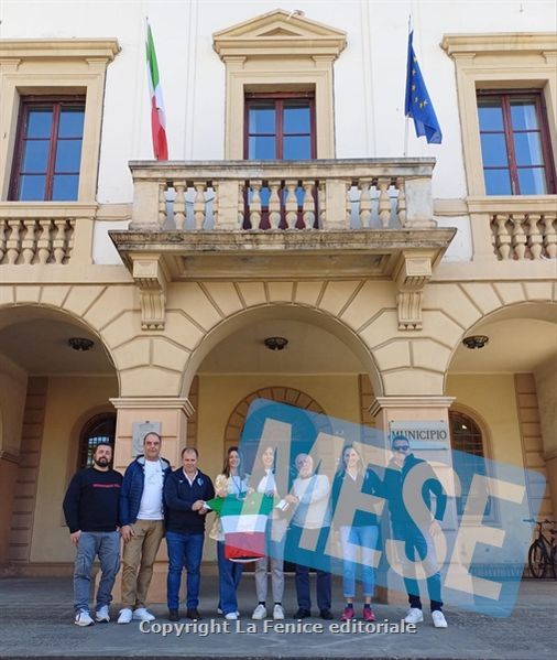 ALTOPASCIO SI PREPARA A OSPITARE I CAMPIONATI ITALIANI DI CICLISMO MASCHILE SU STRADA: CONSEGNATA LA MAGLIETTA TRICOLORE