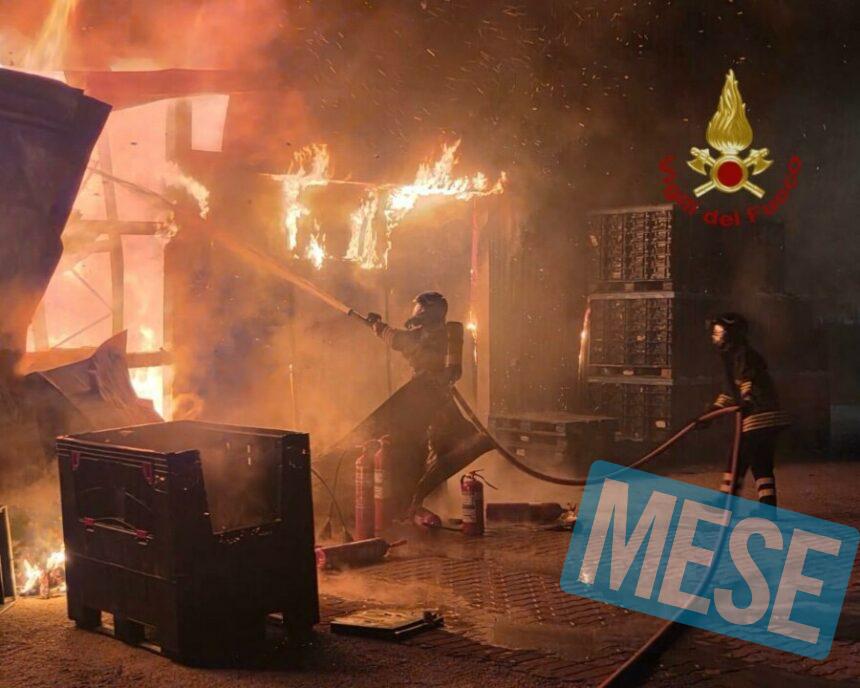 I Vigili del Fuoco tentano di domare l'incendio