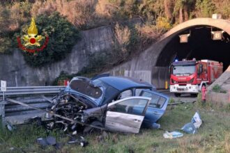 L'auto finita fuori strada