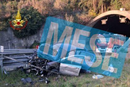 L'auto finita fuori strada