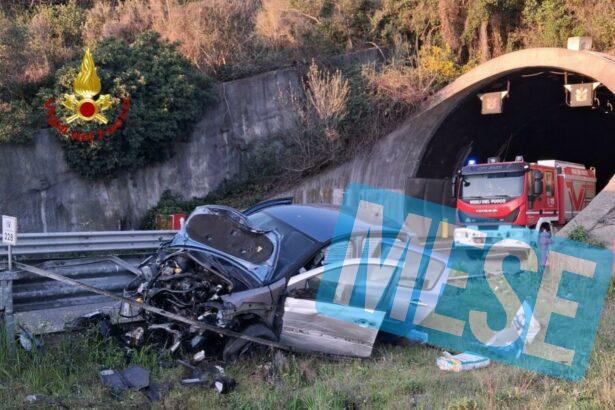 L'auto finita fuori strada