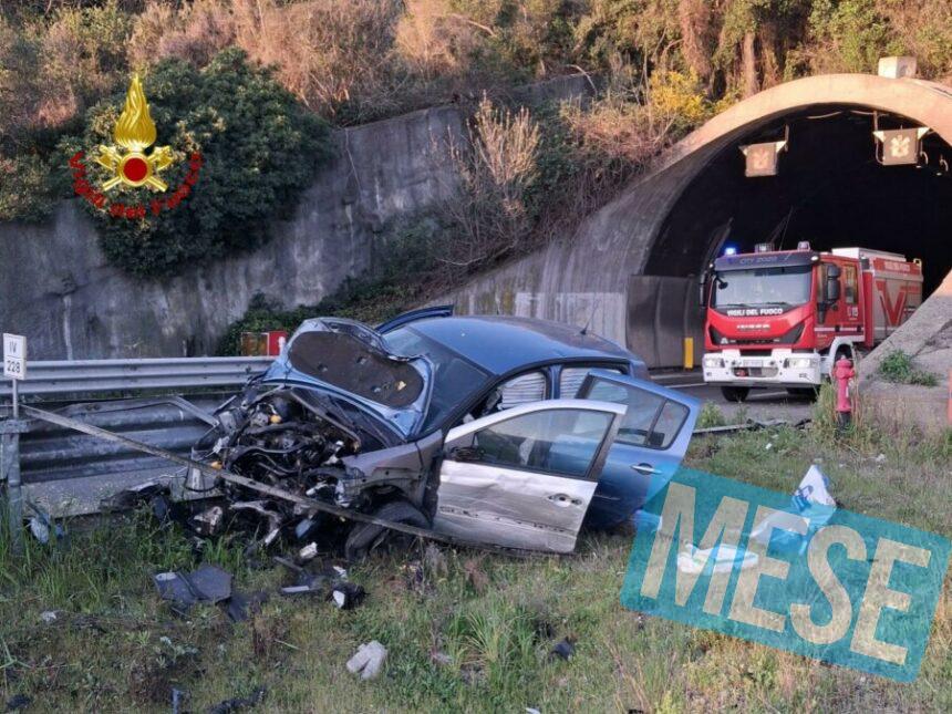 L'auto finita fuori strada